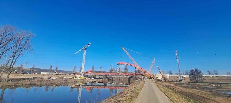 Stavbaři začali u Napajedel osazovat ocelový oblouk dálničního mostu