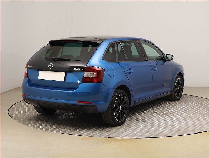 Škoda Rapid (2017) Spaceback 1.0 TSI, Xenony - fotka 5 z 22