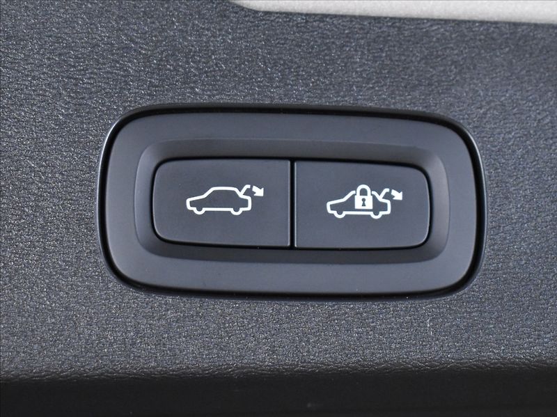 Volvo V60 2,0 T6 AWD Core - fotka 13 z 26