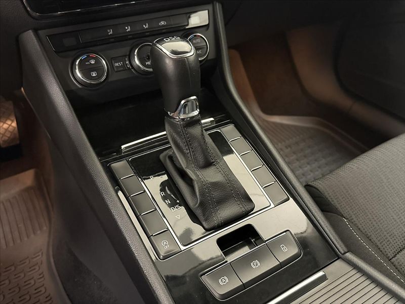 Škoda Superb 2,0 TDI ČR DSG NAVI CARPLAY - fotka 15 z 35