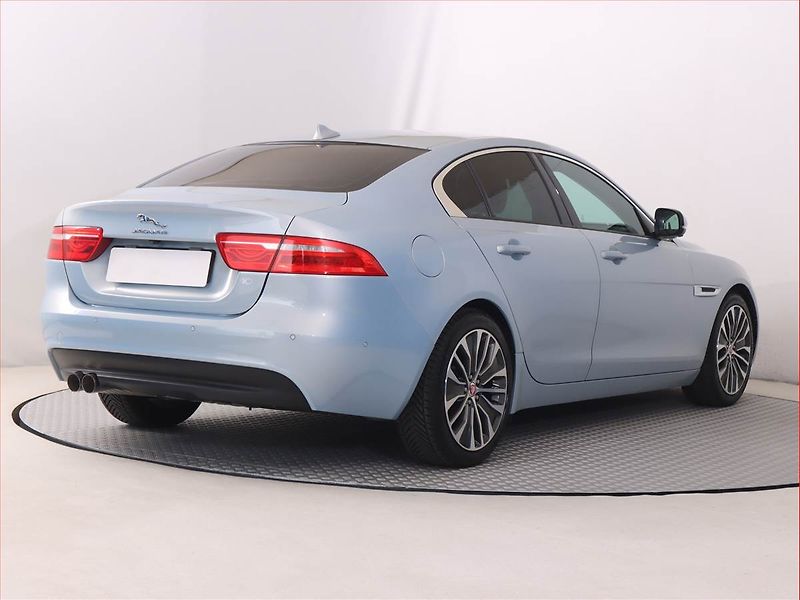 Jaguar XE (2015) E-Performance, Navi, Xenony - fotka 5 z 21