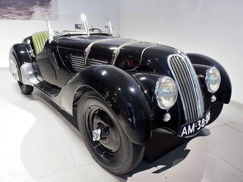 Vůz BMW 328 byl už od začátku navržený jako soutěžní model, který má dát bavorské značce sportovní image. Na snímku je BMW 328 z roku 1938 v Louwman Muzeu.