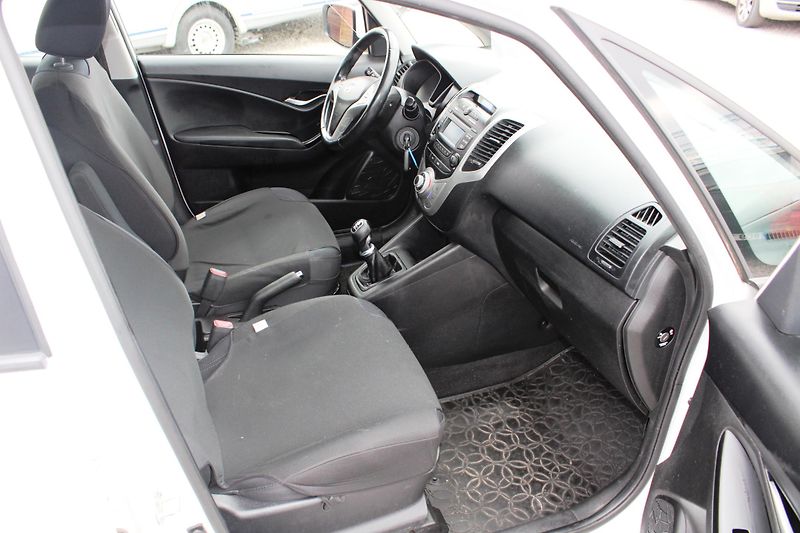 Hyundai ix20 (2015) 1,6 CRDI KLIMA KOUPENO CZ ALU - fotka 13 z 17