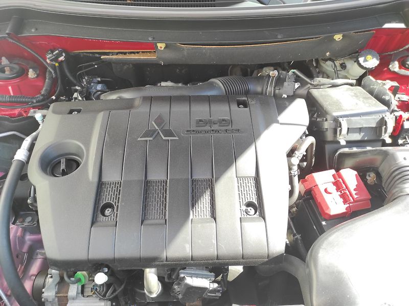 Mitsubishi Outlander 2.2D 110kW 6 st. MAN 4X4 7Míst - fotka 30 z 44