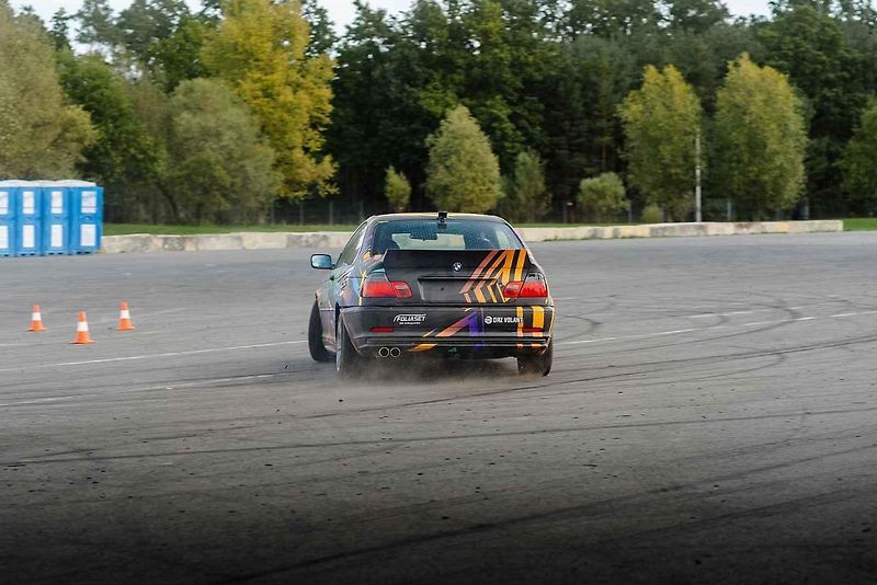 Ideální auta na blbnutí na uzavřených tratích? BMW a Subaru