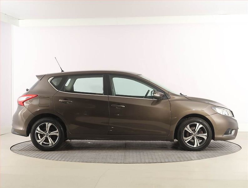 Nissan Pulsar (2015) 1.2 DIG-T, Park. senzory - fotka 6 z 18