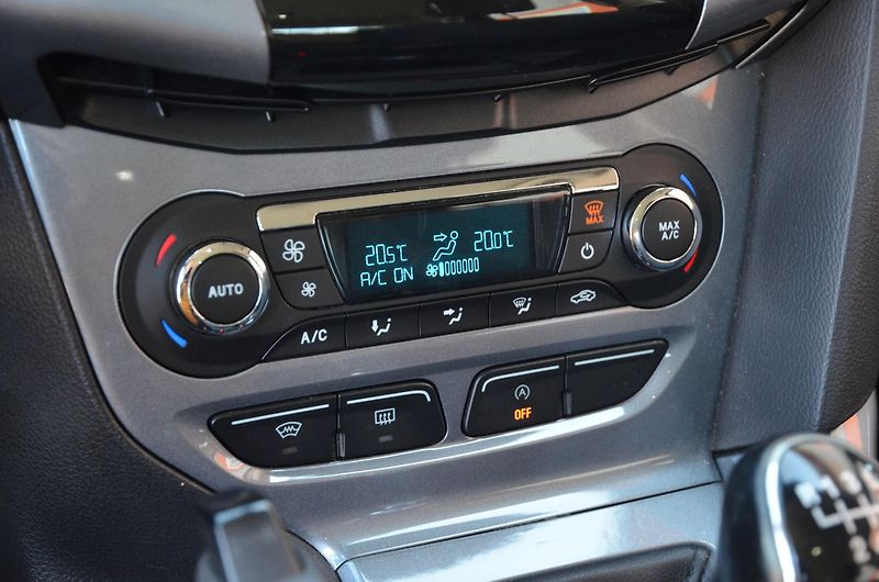Ford Focus (2011) 1.6 EcoBoost 110kW Titanium  - fotka 29 z 36