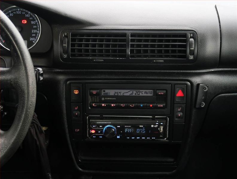 Volkswagen Passat (2005) 1.9 TDI, nová STK, Klima - fotka 12 z 16