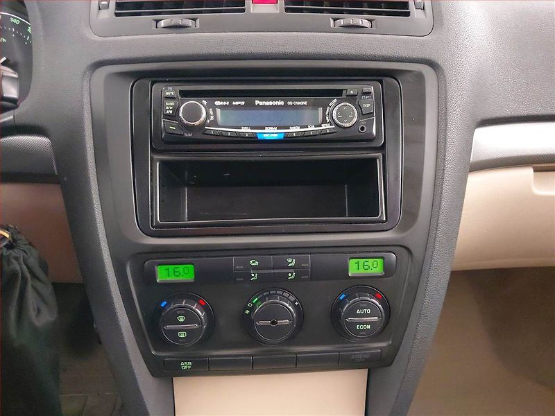 Škoda Octavia (2006) Ambiente 1.9 TDI, v provozu - fotka 12 z 15