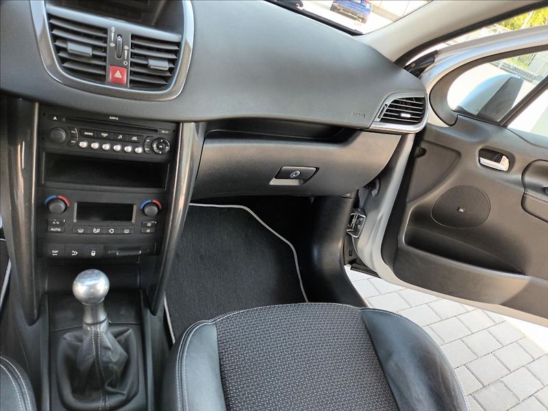 Peugeot 207 1,6 i,110kw,KŮŽE,KOLA,PANORAMA - fotka 13 z 34