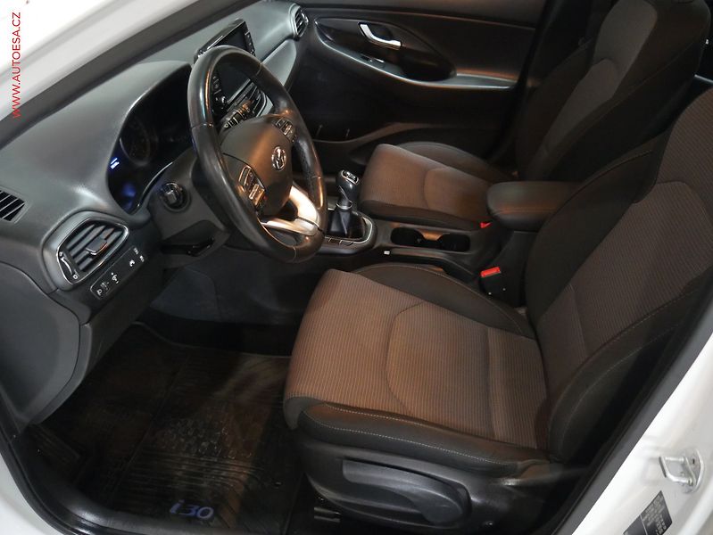 Hyundai i30 (2019) 1.6, ČR, AC, temp - fotka 9 z 18