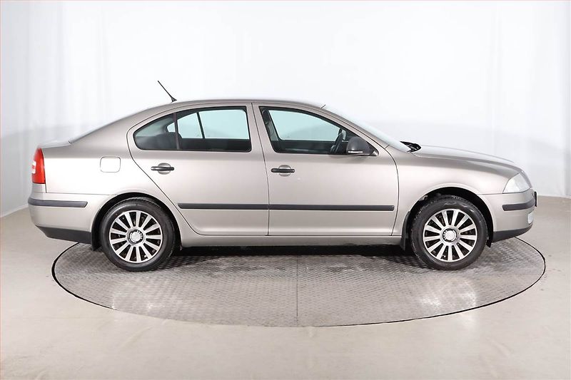 Škoda Octavia (2011) 1.6, Serv.kniha, Tempomat - fotka 6 z 21