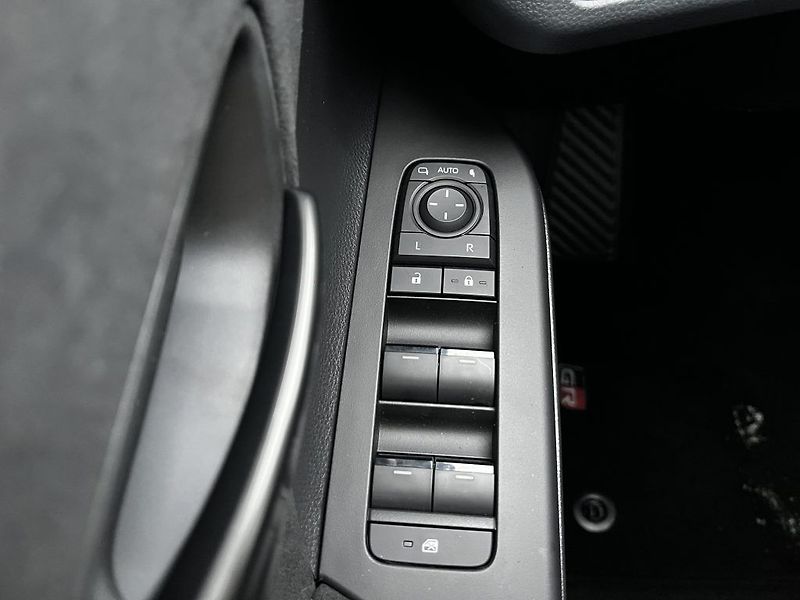 Toyota C-HR 2.0 Plug-in Hybrid ODBĚR IHNED - fotka 24 z 29