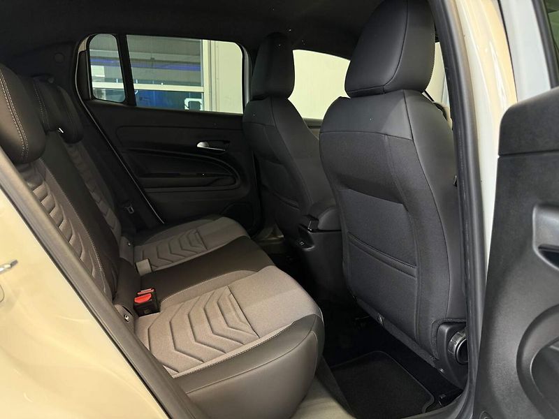 Jeep Avenger (2026) Altitude 1.2 Turbo e-Hybrid 11 - fotka 14 z 16