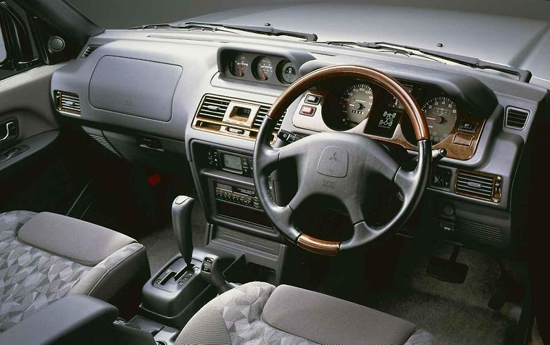 Mitsubishi Pajero při mezigeneračním setkání.
