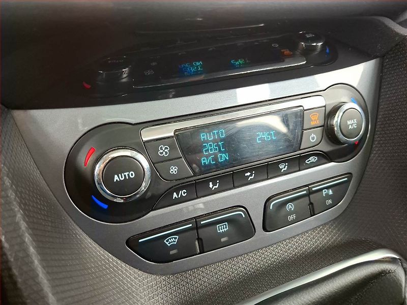 Ford Tourneo Connect (2018) Titanium 1.5 TDCi, 5Míst - fotka 17 z 20
