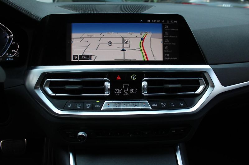 BMW Řada 3 330e xDrive Touring - fotka 5 z 23