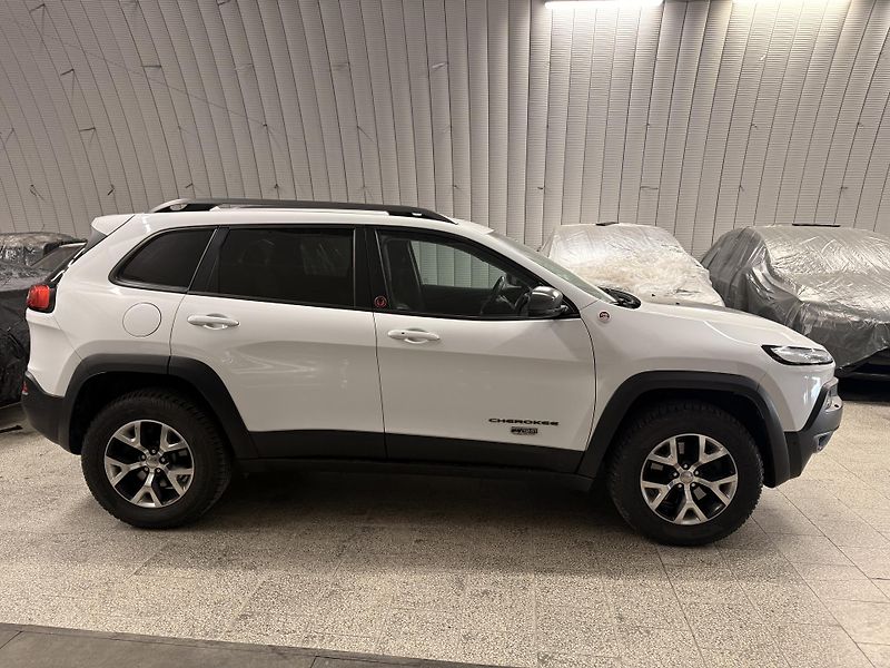 Jeep Cherokee (2016)  3.2 V6 Trailhawk 4WD,1941!! - fotka 10 z 37