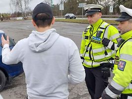 Mladíkova jízda plná smůly a bez řidičáku skončila v rukou policie.