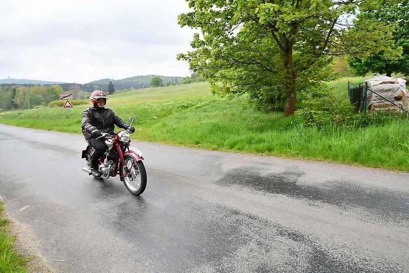 Historická vozidla a motorky projely v sobotu Českým lesem v rámci vyjížďky zvané Po pašeráckých stezkách.