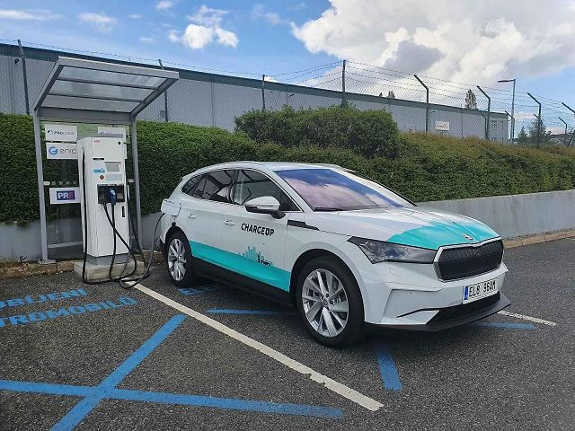 Správně nastavené pojištění může vedle vozu řešit také asistenci, nabíjecí kabel nebo wallbox.