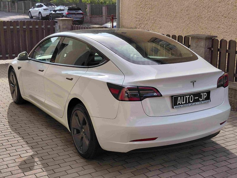 Tesla Model 3 RWD LED ACC 18ALU NAVI SOH 92% - fotka 5 z 17