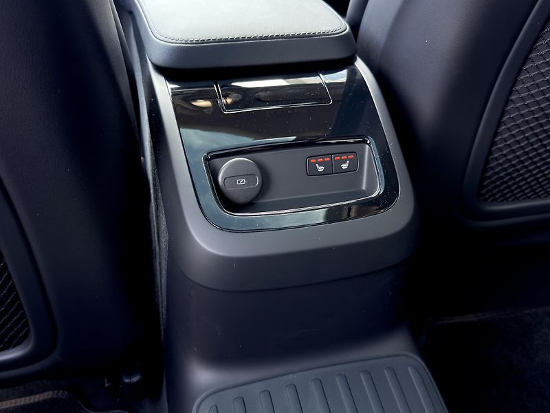 Volvo V90 T8 AWD ULTRA DARK + zimní kola - fotka 15 z 53