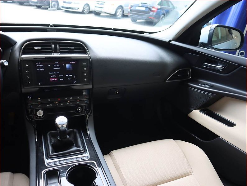 Jaguar XE (2015) E-Performance, Navi, Xenony - fotka 8 z 21