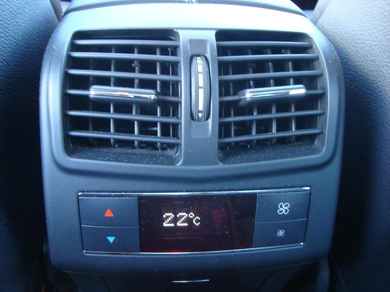 Mercedes-Benz Třídy E (2008) E 500,1.Maj. v ČR,Servisní k. - fotka 35 z 74