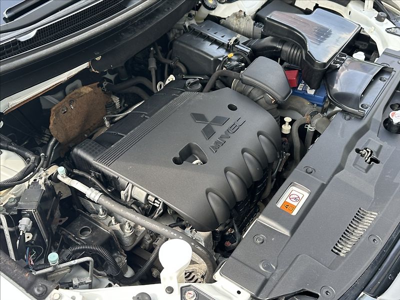Mitsubishi Outlander 2,0 150PS  Intense A/T 4x4 - fotka 45 z 53