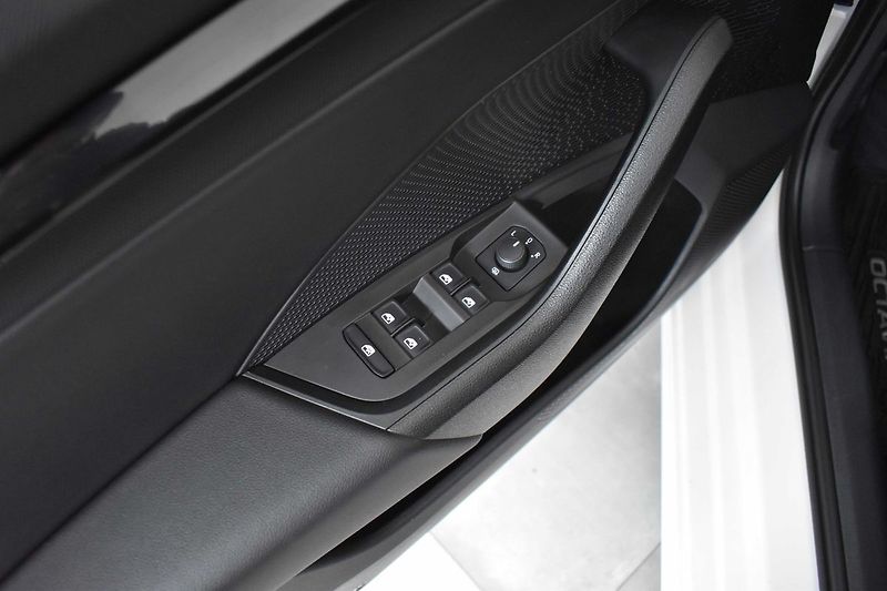 Škoda Octavia 2.0 TDI 110kW AMBITION+*ČR*1.M - fotka 15 z 36