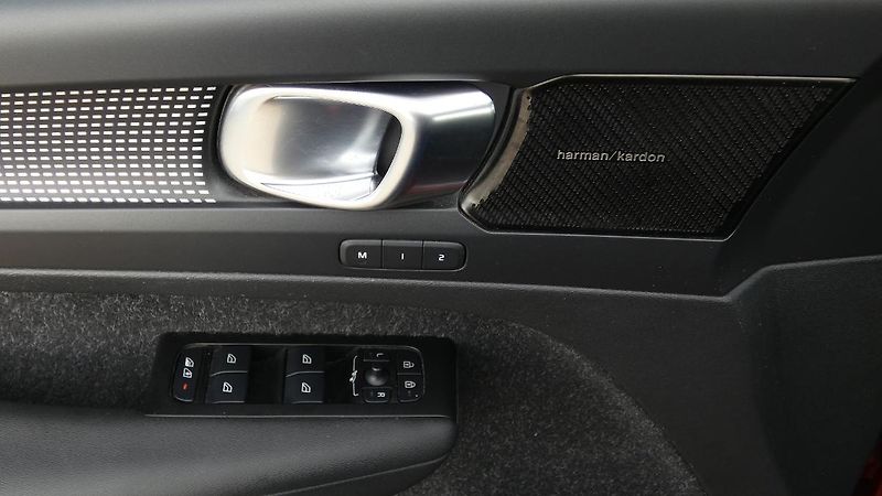 Volvo XC40 B4 AWD R-Design - fotka 9 z 21