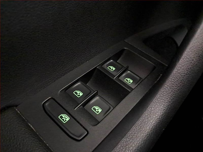 Škoda Octavia (2016) 1.6 TDI, Kůže, Navi, Bi-Xenony - fotka 18 z 20