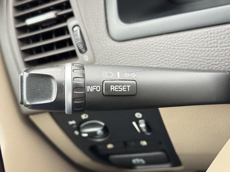 Volvo XC90 D5 AWD EXECUTIVE AUT CZ - fotka 31 z 36