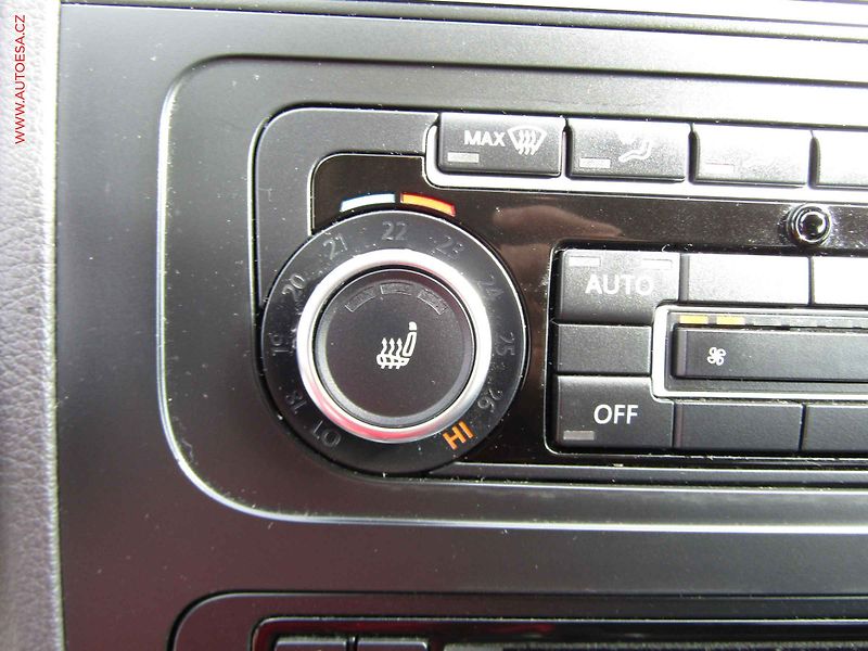 Volkswagen Touran (2011) 1.4 TSi, AC, výhřev sed - fotka 16 z 20