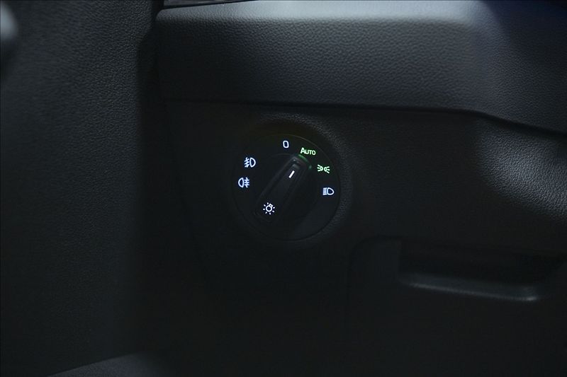 Škoda Karoq 2,0 TDI DSG 4x4 SPORTLINE ČR - fotka 27 z 41