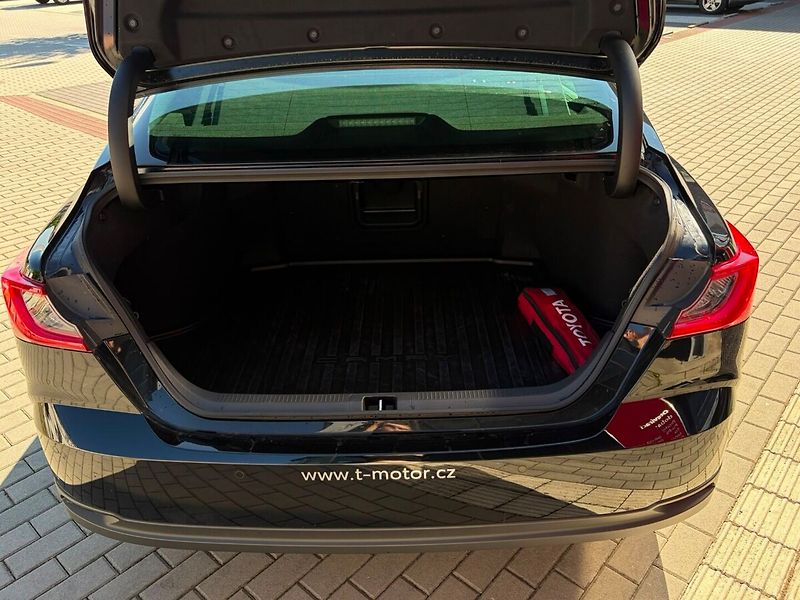 Toyota Camry 2.5 hybrid Executive - fotka 19 z 23