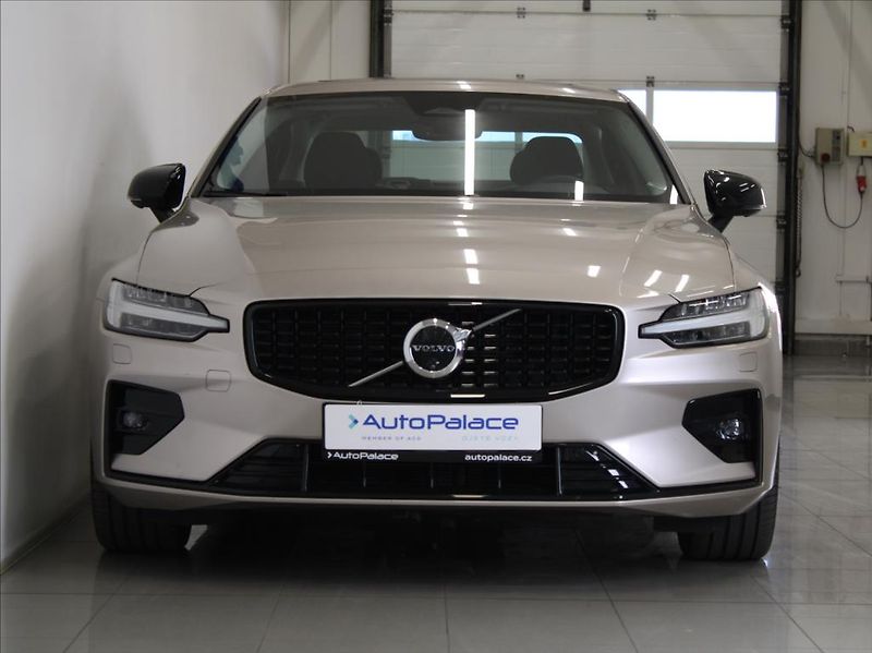 Volvo S60 2,0 B5 AWD Ultimate Dark ČR - fotka 2 z 28