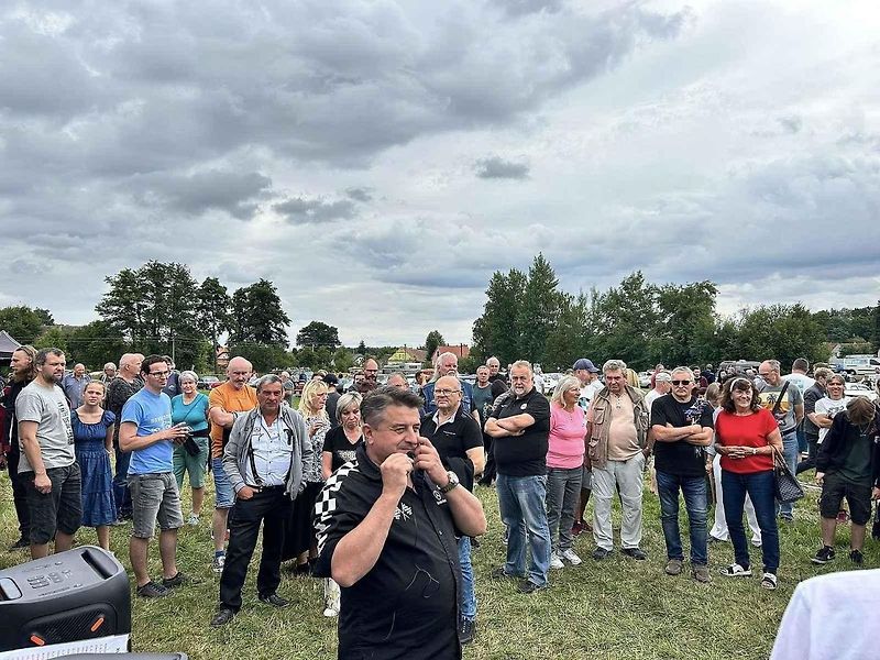 Tradiční sraz veteránů a youngtimerů na louku do Křenovic u Bernartic na Písecku v sobotu 12. července přilákal desítky veteránských nadšenců.