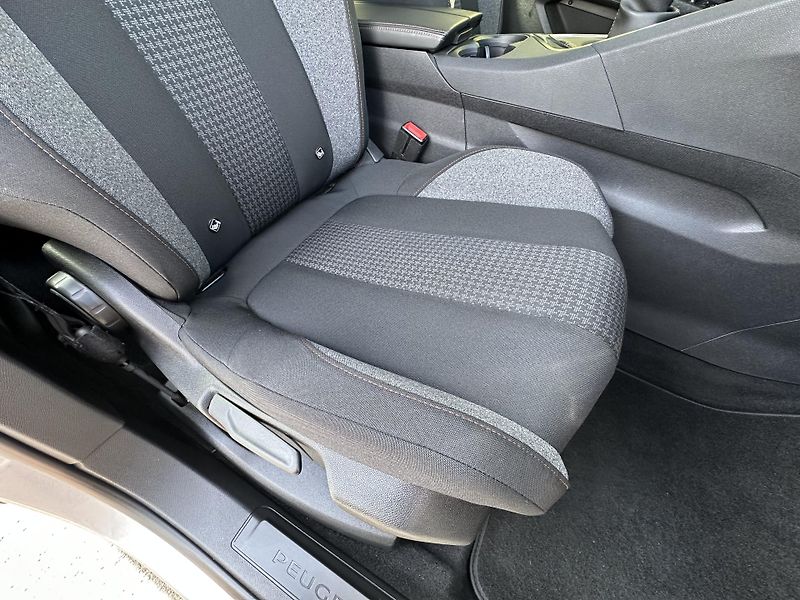 Peugeot 3008 (2018) 1.2/96kW *2.Maj *   - fotka 21 z 42