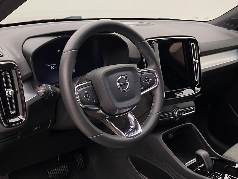 Volvo XC40 B4 BRIGHT PLUS AUT CZ - fotka 19 z 56