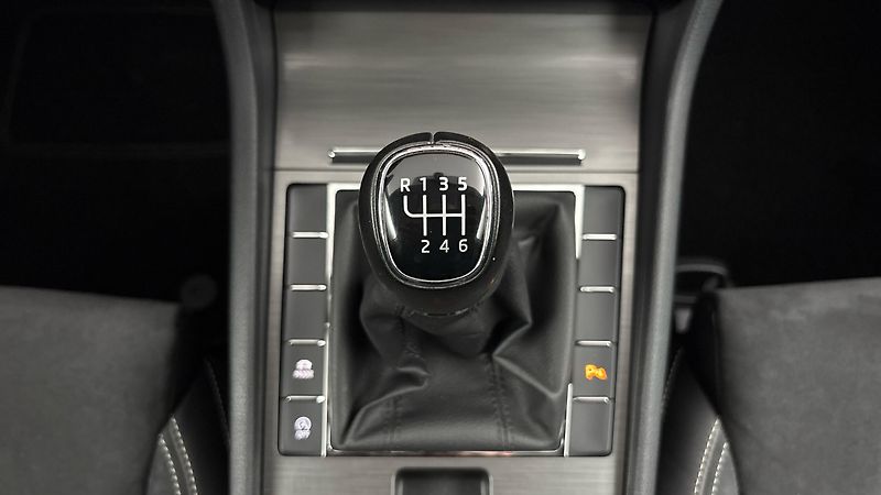Škoda Superb 2.0 TDI Style Combi - fotka 23 z 26