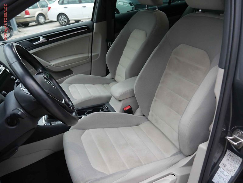 Volkswagen Golf (2018) 1.6TDi, DSG, LED, navi - fotka 9 z 16