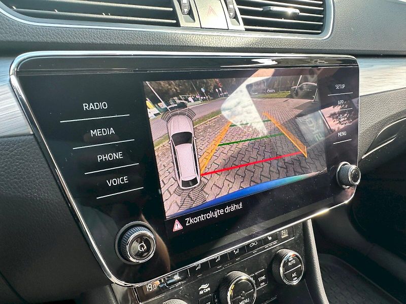 Škoda Superb (2019) 2.0 TSI 200kW AmbitionPlus Com - fotka 14 z 24