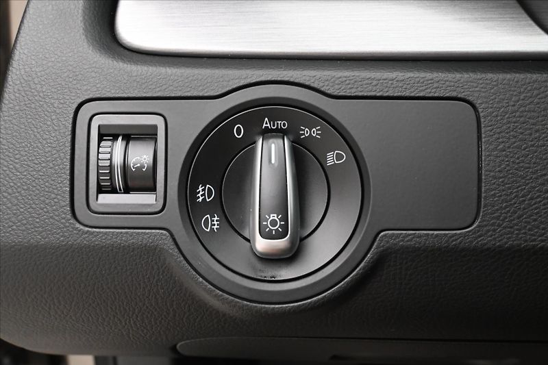 Volkswagen Passat 2,0 TDI 103 kW Business Editio - fotka 26 z 31