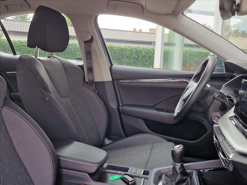 Škoda Octavia 2,0 TDI DSG TOPSTAV +ZIMNÍPNEU - fotka 17 z 46