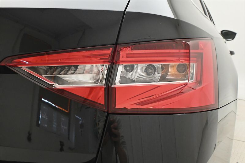 Škoda Superb 2,0 TDI 110 kW DSG Style Záruk - fotka 31 z 32