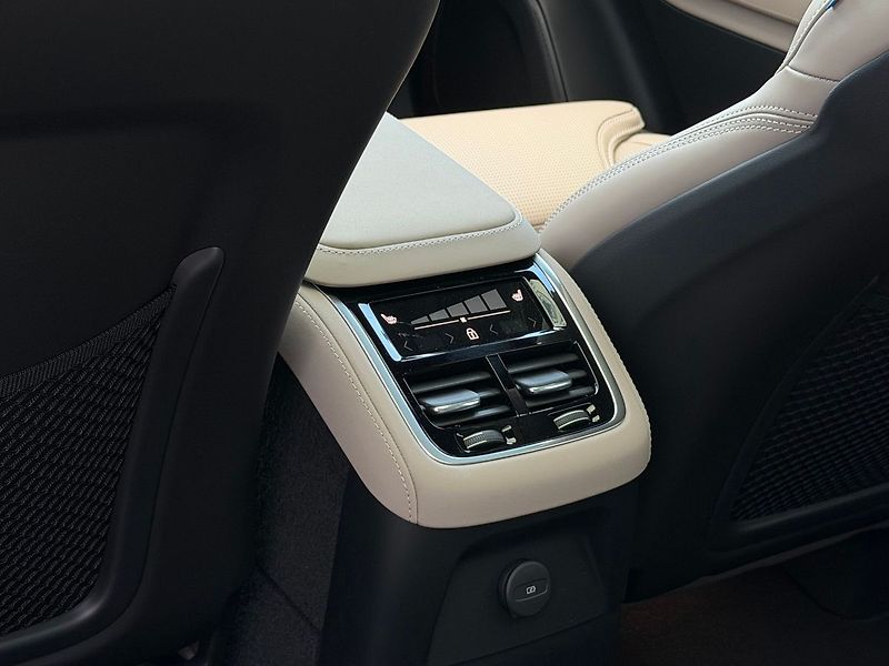 Volvo XC90 AKCE 4+4 ULTRA T8, B&W, VZDUCH - fotka 11 z 25