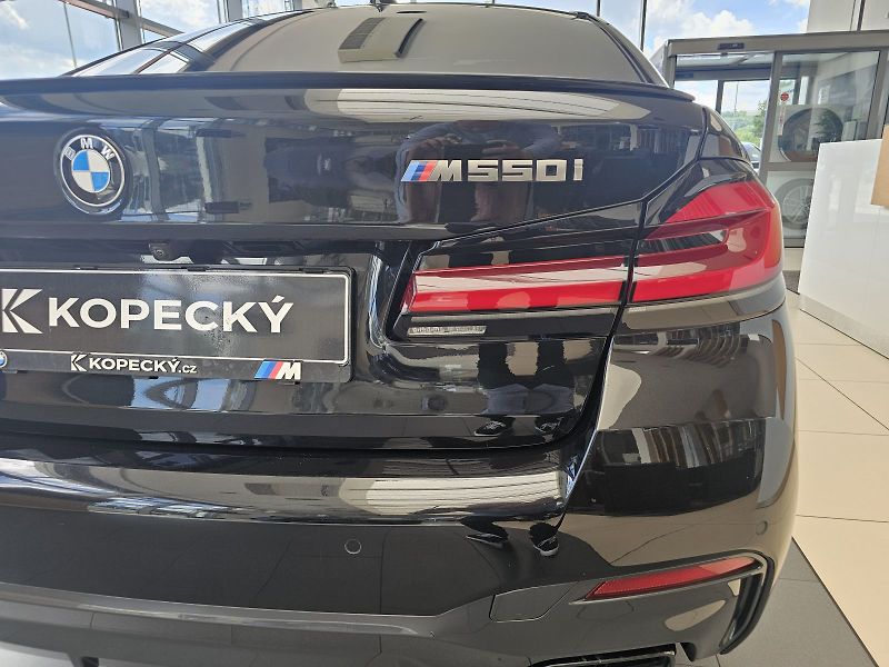 BMW Řada 5 M550i xDrive - fotka 8 z 32
