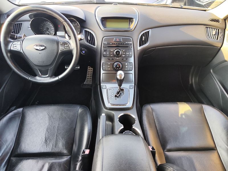 Hyundai Genesis 3.8 V6/223kW Coupe 6AT - fotka 12 z 35